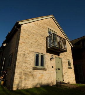Pet friendly Cotswold Cottage with hot tub and swimming pools